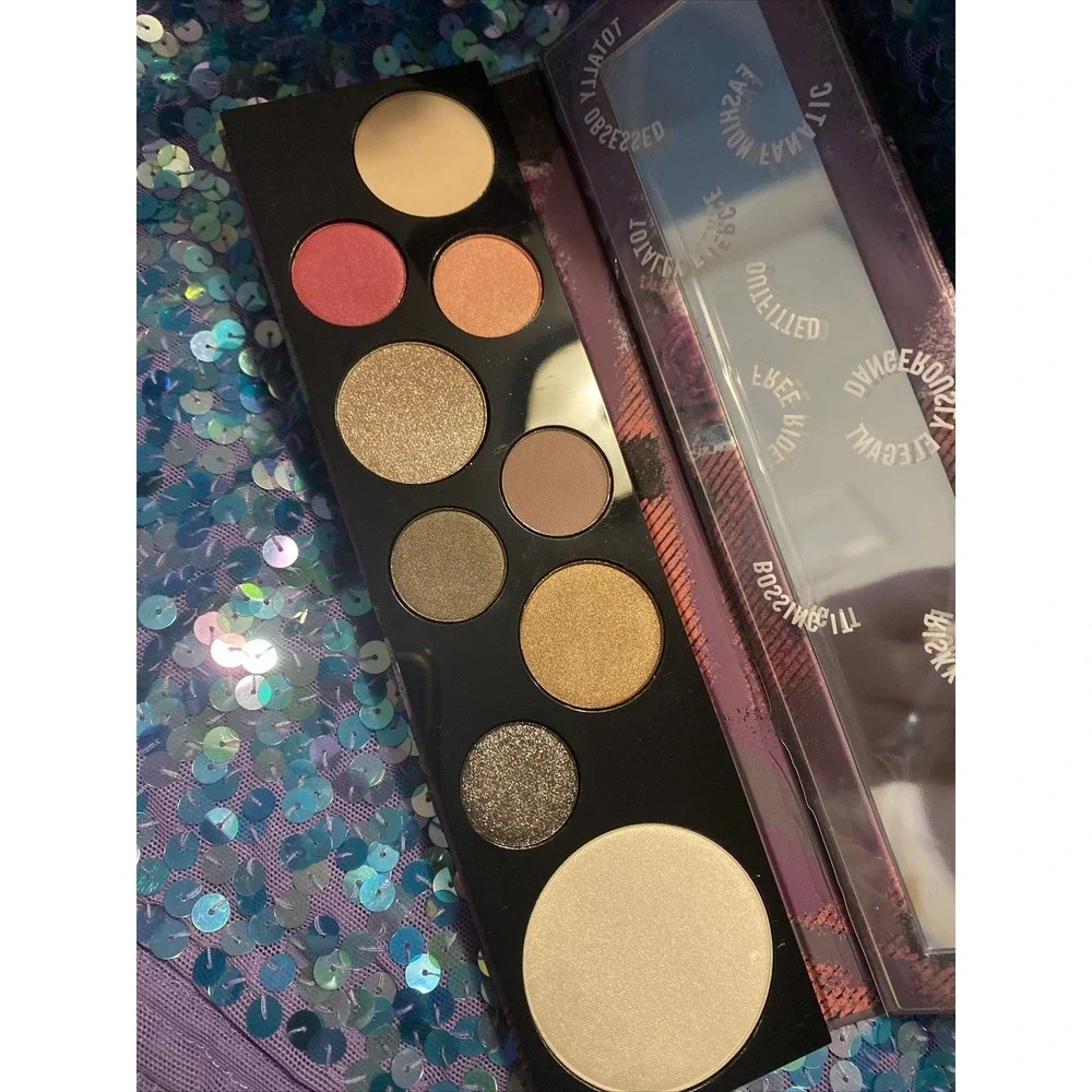MAC - RISK TAKER - EYE SHADOW X 8 + HIGHLIGHTER PALETTE - NEW DISCONTINUED